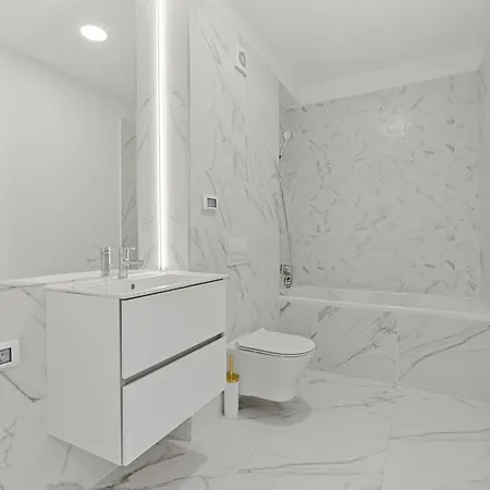 Relax With A View And Private Parking Apartment